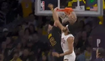 炸裂！拉拉维亚强硬杀入禁区，面对阿伦送上单臂隔扣